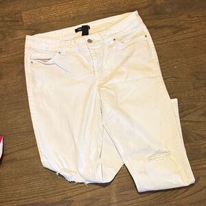 White House Black Market WHITE DENIM DISTRESSED WOMANS 8 slip crop